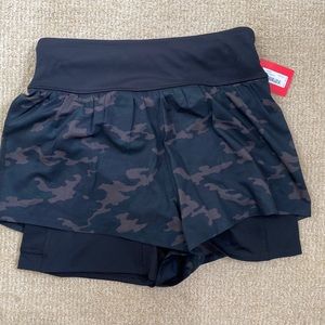 NWT spanx the get moving short, camo